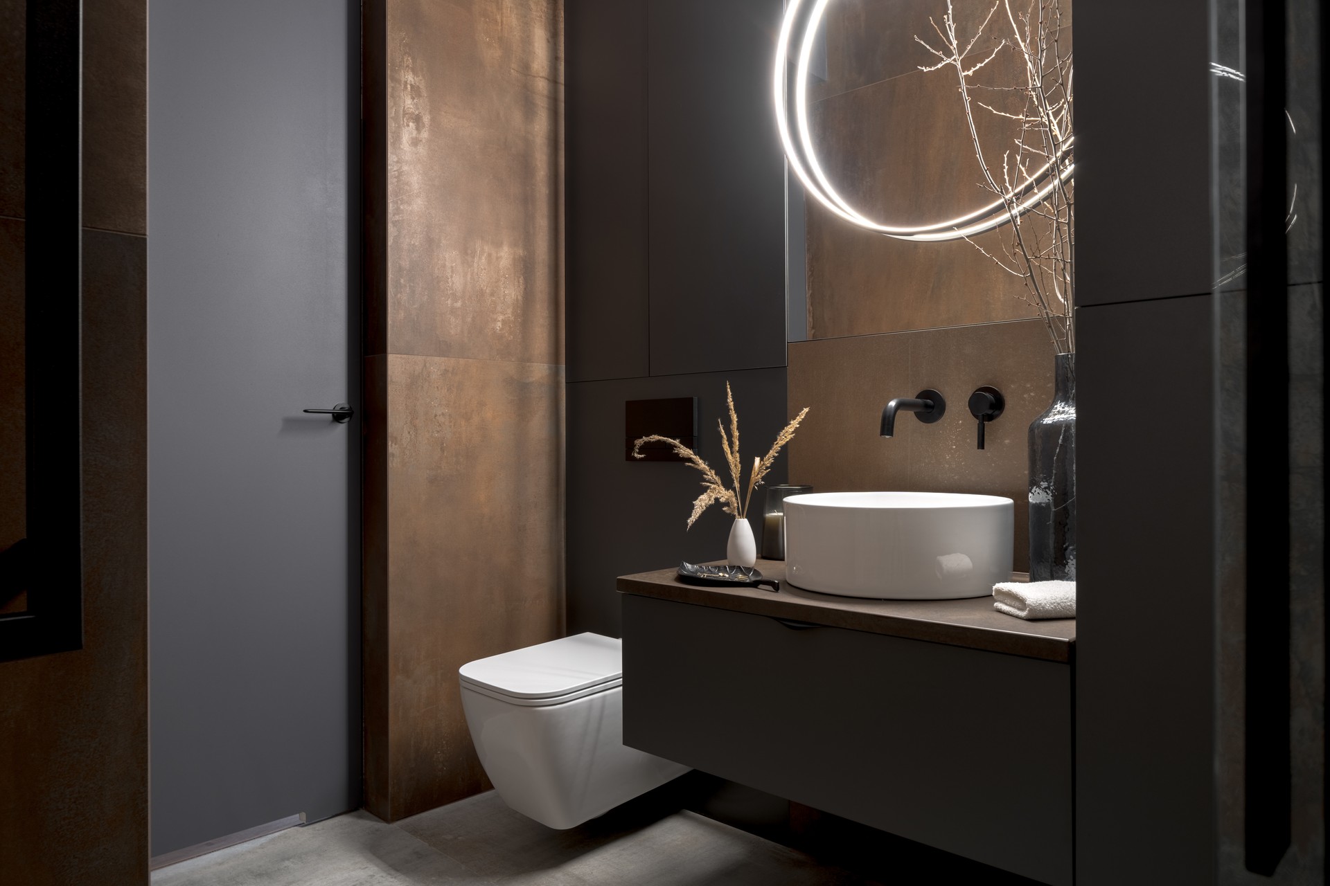 Modern bathroom with rusty tiles